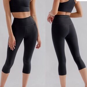 Girlfriend Collective Black High-Waisted Compression Capri leggings